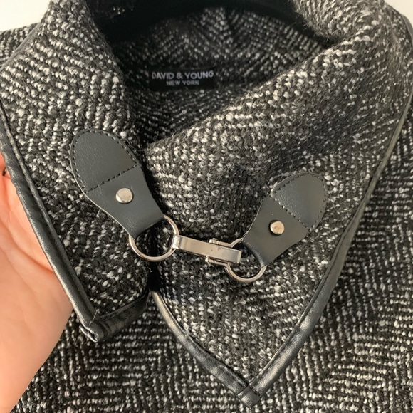 David & Young New York Poncho, black white buckle - Picture 2 of 7
